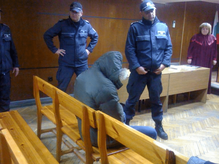 По искане на Окръжната прокуратура във Варна съдът взе постоянна мярка „Задържане под стража” за извършителя на убийството в кв. „Повеляново”