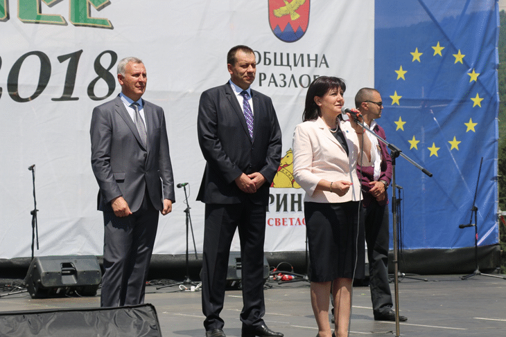 Българският фолклор е магия, но и памет, а без памет един народ е обречен на забвение, заяви председателят на парламента Цвета Караянчева на 15-тия събор на народното творчество „Пирин пее“