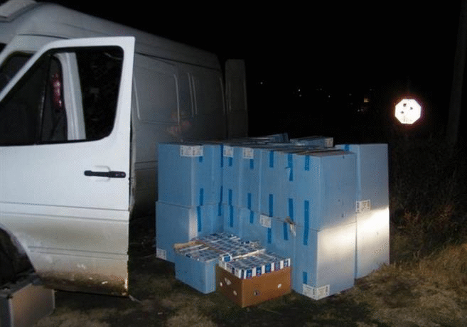 Близо 410 хиляди къса контрабандни цигари, укрити в специално изграден тайник на товарен автомобил, са открити от служители на ГД „Гранична полиция“