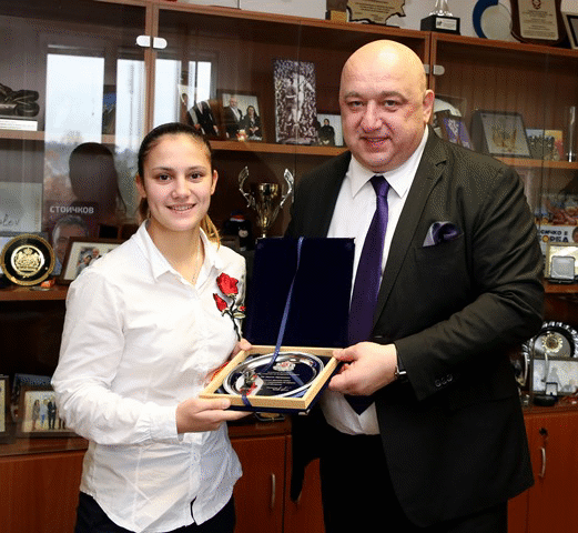 Министър Кралев връчи почетен плакет на бронзовата медалистка от Световното първенство по карате Ивет Горанова