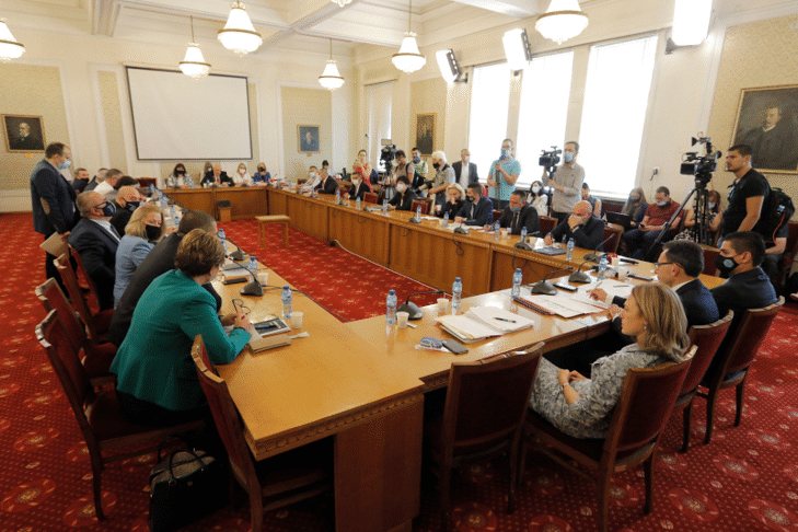 Комисията по конституционни и правни въпроси обсъди с главния прокурор на Република България Иван Гешев прилагането на закона и дейността на прокуратурата и разследващите органи