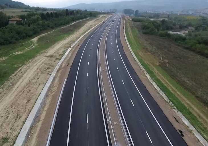 Временно движението се осъществява само в аварийната лента в посока София при км 73 на АМ "Струма" в района след пътен възел "Бобошево"