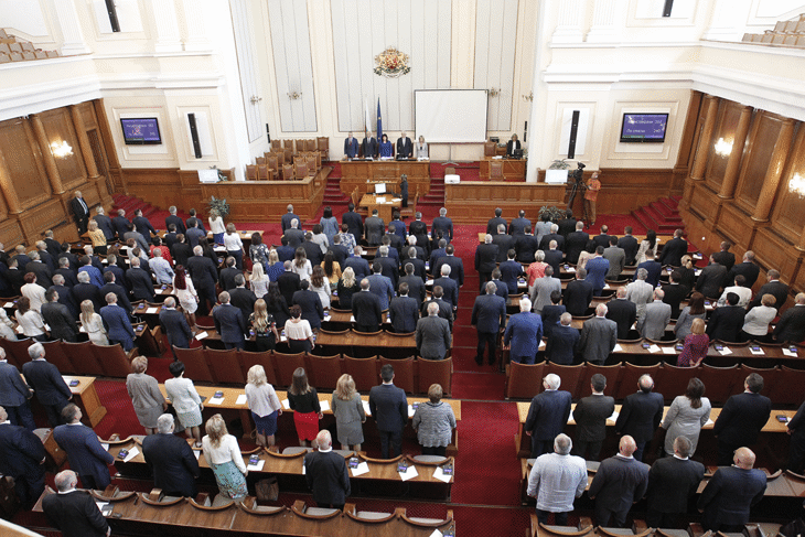 Гражданите очакват от нас отговорни, бързи и точни решения на проблемите на обществото, заяви председателят на парламента Цвета Караянчева в началото на петата сесия на 44-ото Народно събрание