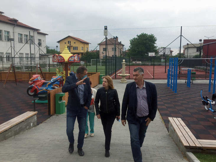 Кметът Фандъкова провери изграждането на тротоари в с. Мрамор