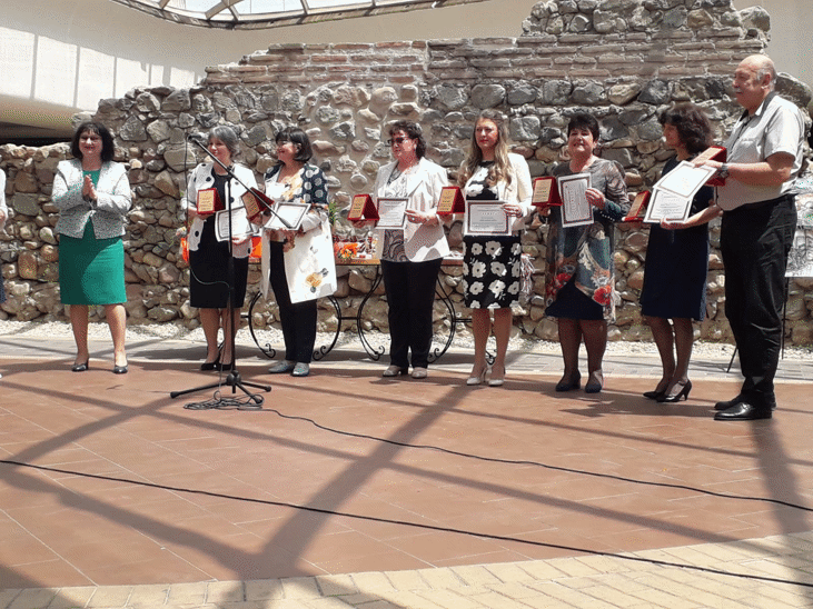 Зам.-Министър Гайдарова Връчи Грамоти На Учители От Софийска Област