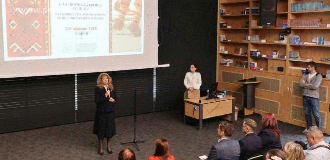 Вицепрезидентът Йотова приветства участниците в срещата на ръководителите на български фолклорни състави в чужбина