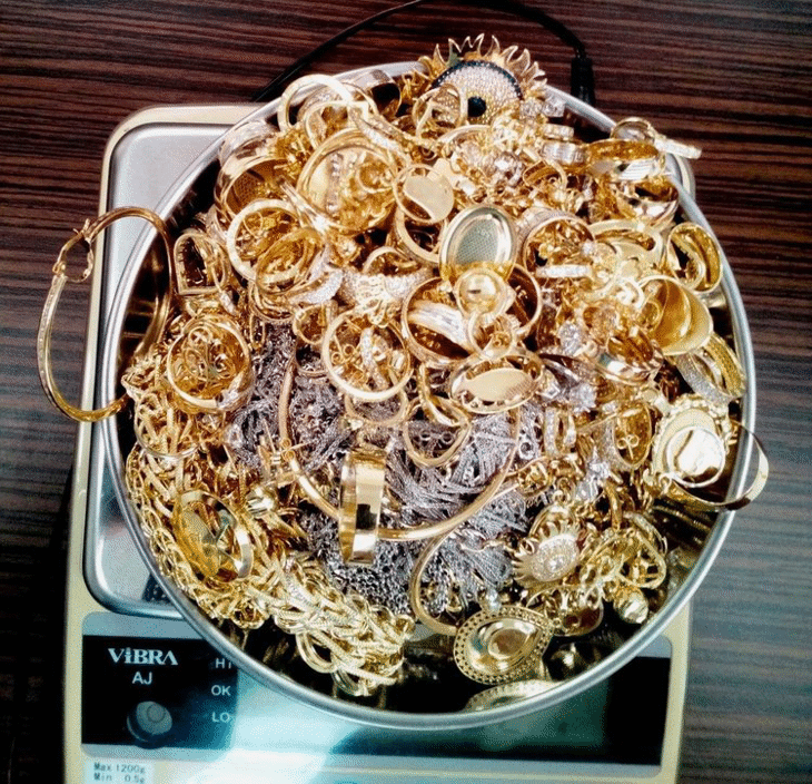 Златни и сребърни накити за над 30 000 лева в бельото на пътничка откриха митническите и гранични служители на ГКПП Лесово