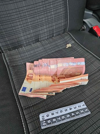 Двама служители на ИААА са задържани, поискали и получили подкуп от чуждестранни водачи