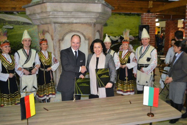 Министър Танева подписа споразумение за партньорство за изложението „Зелена седмица 2018“