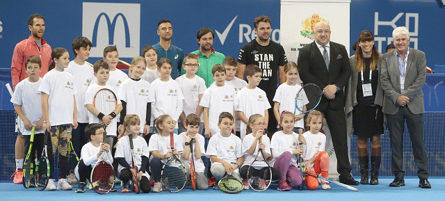 Стан Вавринка и министър Кралев поздравиха деца от програмата „Тенисът – спорт за всички”