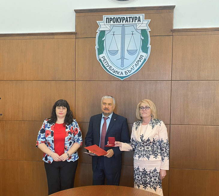 Заместник- главните прокурори Даниела Машева и Красимира Филипова наградиха с отличие „Личен почетен знак: първа степен-златен“ прокурора от ВКП Вельо Велев