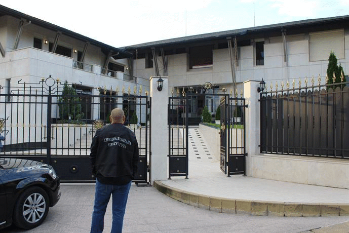 В резултат на предприето мащабно разследване е установена организирана престъпна група, занимавала се с данъчни измами, пране на пари и нелегално производство на цигари