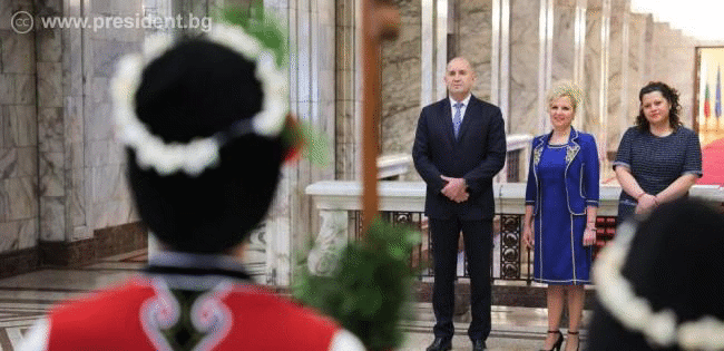 Държавният глава поздрави ученици, представили народния обичай Коледуване в президентската институция, че съхраняват българските традиции