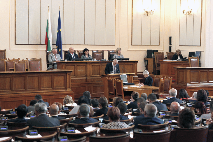 Парламентът задължи автобусите да бъдат оборудвани с колани за пътниците и с устройство за мобилно видеонаблюдение