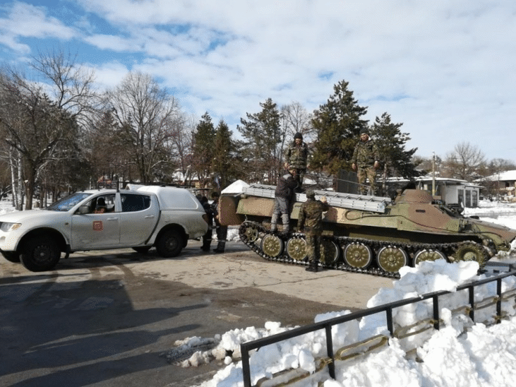 Военнослужещи от Сухопътните войски оказват помощ за справяне със зимната обстановка в страната