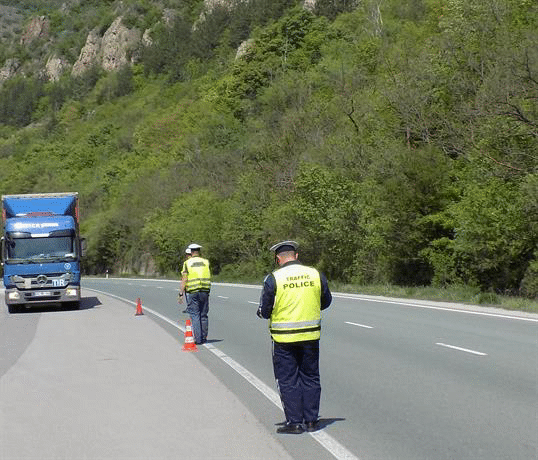 За три часа днес се спира движението от 4-ти до 5-ти км на път I-8 Калотина – Драгоман за взривни работи