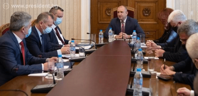 Предприемането на своевременни мерки за защита на правата на сънародниците ни зад граница обсъди президентът Румен Радев на среща със службите за сигурност