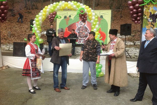 Заместник-министър Бюрхан Абазов тържествено заряза лозята в Сунгурларе