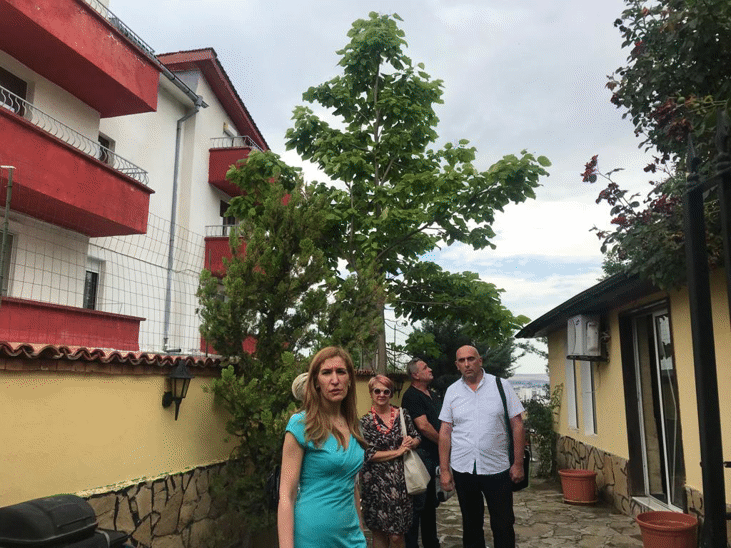 Министър Ангелкова участва в проверка на къща за гости в Свети Влас и поиска от КЗП обектът да бъде затворен веднага