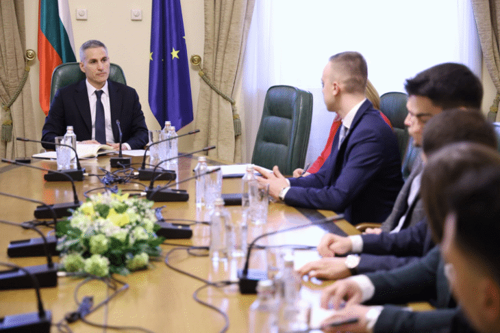 Премиерът Андрей Гюров: С младите хора гледаме в една посока – спазване на закона и честни избори