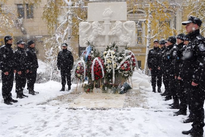 Паметник на загиналите при изпълнение на служебния им дълг полицаи бе издигнат до Министерството на вътрешните работи