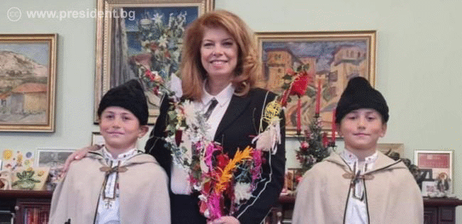 Ученици от великотърновското село Балван поздравиха вицепрезидента Йотова за Новата година Ученици от великотърновското село Балван поздравиха вицепрезидента Йотова за Новата година