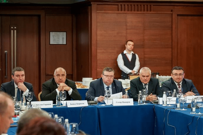 Нов спад на контрабандата с цигари