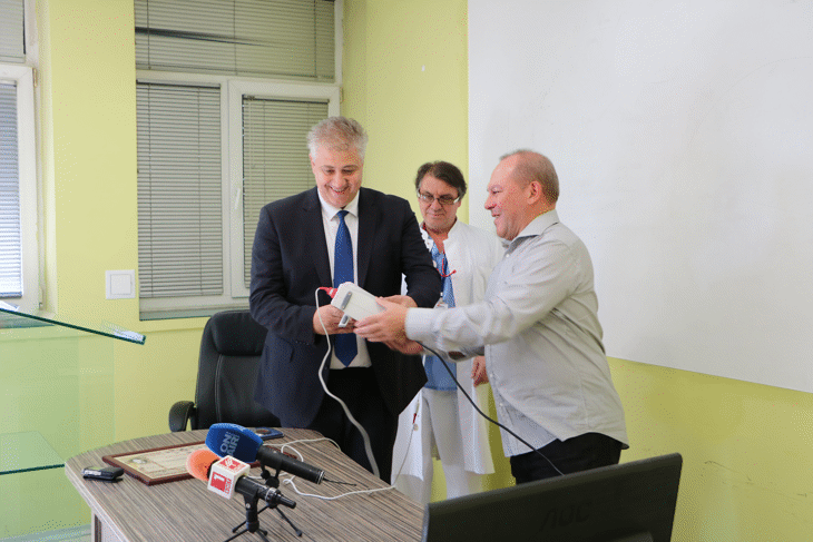 ХИПОЛЕНД дари на Клиниката по детска анестезиология и реанимация  Мултипараметричен монитор за неинвазивно изследване на параметри