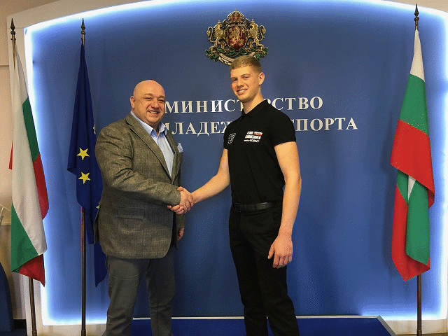 Министър Кралев се срещна с мотоциклетиста Теодор Кабакчиев
