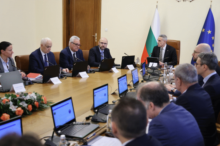 Премиерът Гюров: Ще устоим на атаките и ще осигурим избори по правилата