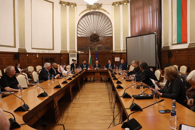 Министър Абровски се срещна с представители от сектор „Растениевъдство“ в МЗХ