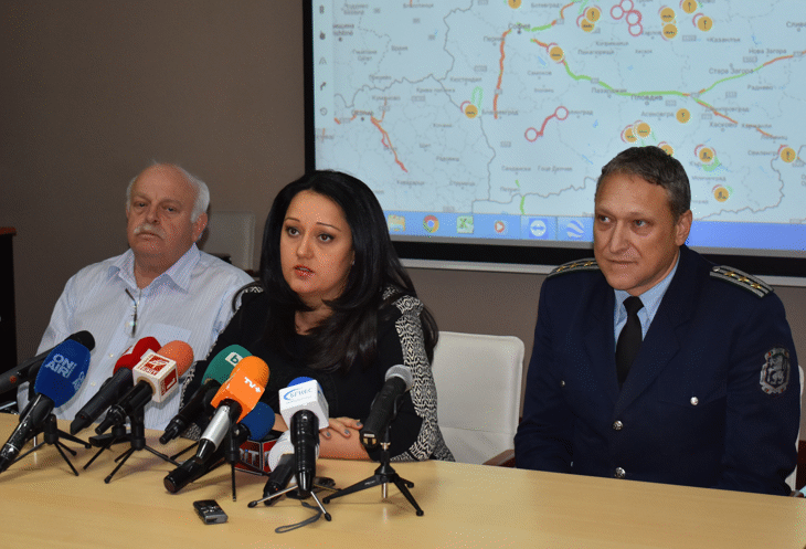 Министър Лиляна Павлова: Днес екипите почистват общинските пътища