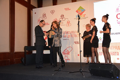 Зам.-министър Росица Димитрова награди двама социални работници за принос в развитието на приемната грижа