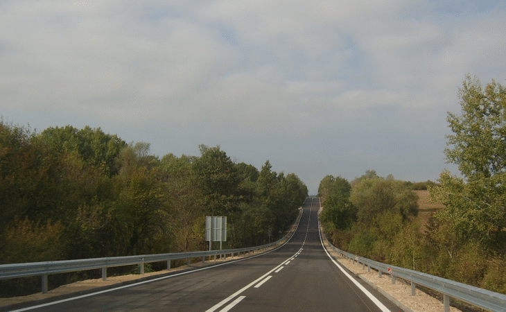Движението по път I-4 Брестница - Български Извор се осъществява в една лента
