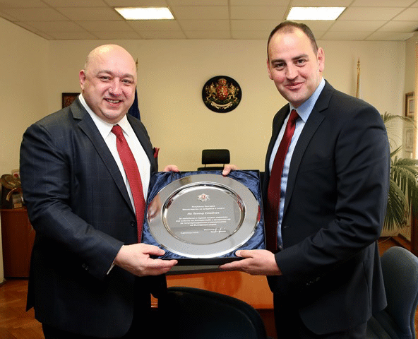Министър Кралев награди Петър Стойчев за успеха му в първото организирано състезание по плуване на Антарктида