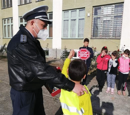 Полицейски служители помагат на децата в община Тутракан да усвоят правилата за пътна безопасност
