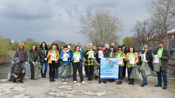 Екипът на РИОСВ – Пловдив почисти водите и коритото на река Марица в Световния ден на водата