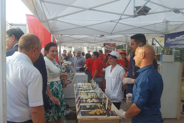 Снимки на министъра на земеделието и храните Десислава Танева от кампанията „ПОДКРЕПЯМЕ БЪЛГАРСКОТО“ в град  Шумен