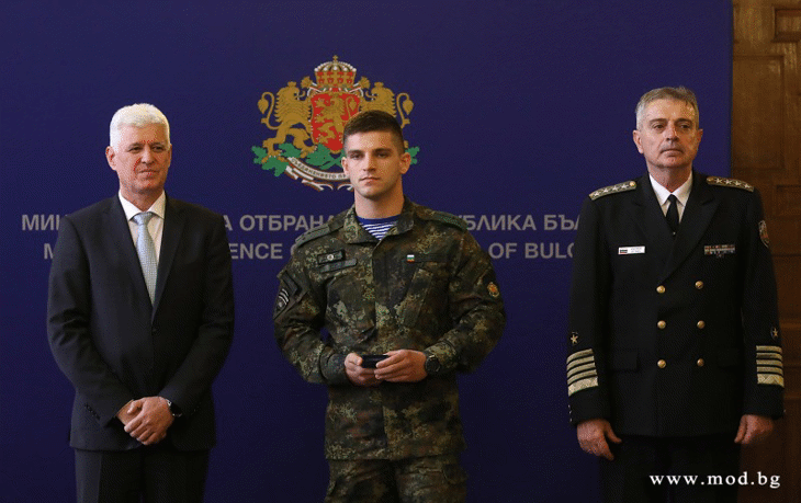Министърът на отбраната Димитър Стоянов: В навечерието на празника имаме основание за професионално самочувствие и съзнание за успешно изпълнен дълг