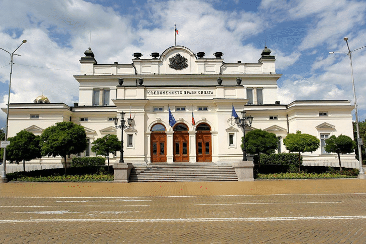 Председателят на Народното събрание Ива Митева поздравява учителите и учениците по повод началото на новата учебна година
