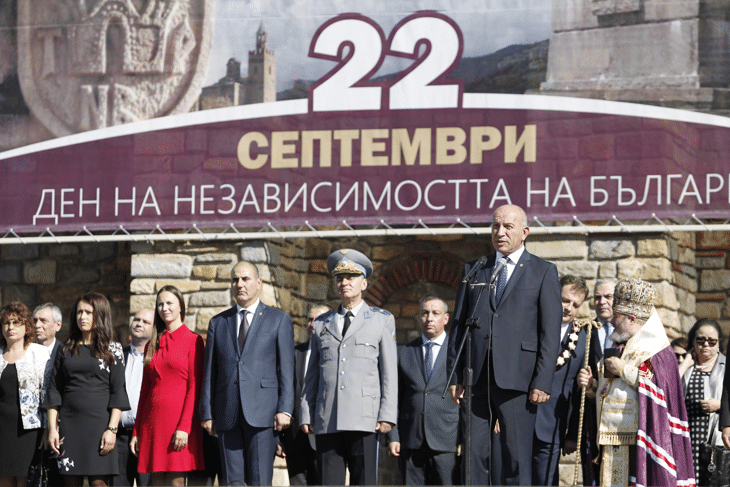 Преди 110 години в старопрестолния ни град е обявена Независимостта и България се нарежда отново сред европейските семейства на независимите народи, заяви във Велико Търново заместник-председателят на парламента Емил Христов