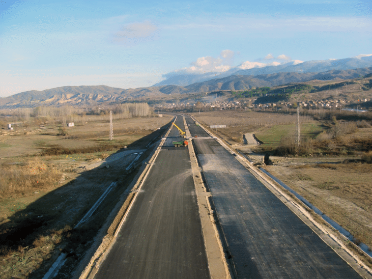 Над 50 хил. т асфалт са положени досега на АМ „Струма“ между Кресна и Сандански. Очаква се отсечката да е готова предсрочно в края на 2018 г.