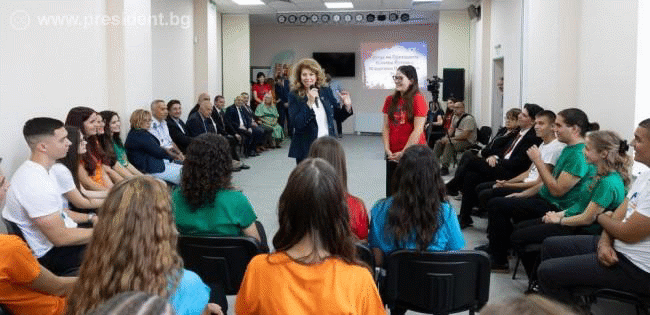 Два часа младежи от Русе дискутираха с президента важни за тях теми
