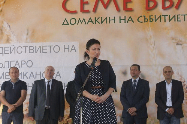 Министър Танева: МЗХ подкрепя производството на български семена с държавна помощ