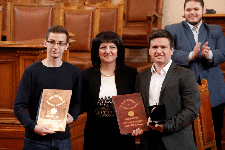 Председателят на парламента Цвета Караянчева награди в пленарната зала на Народното събрание победителите в Националното състезание по водене на парламентарен дебат за ученици и студенти