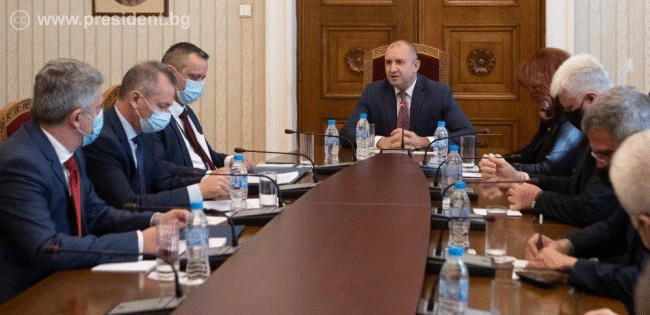 Предприемането на своевременни мерки за защита на правата на сънародниците ни зад граница обсъди президентът Румен Радев на среща със службите за сигурност