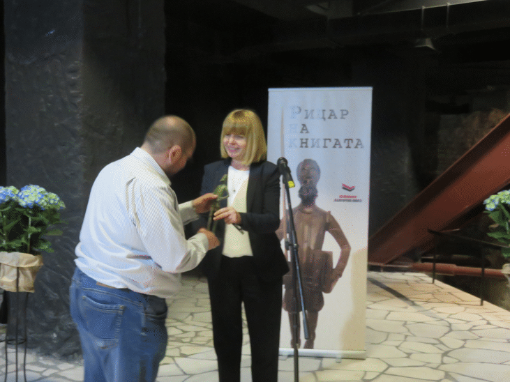 Йорданка Фандъкова връчи приза „Рицар на книгата“ на екипа на телевизионното предаване „Денят започва с култура“