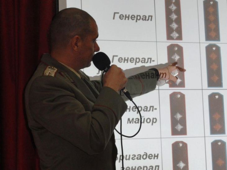Офицери от Българската армия обучават ученици