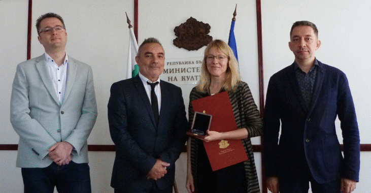 Министърът На Културата Кръстю Кръстев Награди Анджела Родел За Приноса Ѝ За Популяризирането На Българската Култура