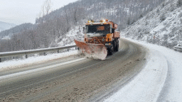 260 снегорина обработват републиканските пътища. Трасетата са почистени и проходими при зимни условия. Шофирайте внимателно!